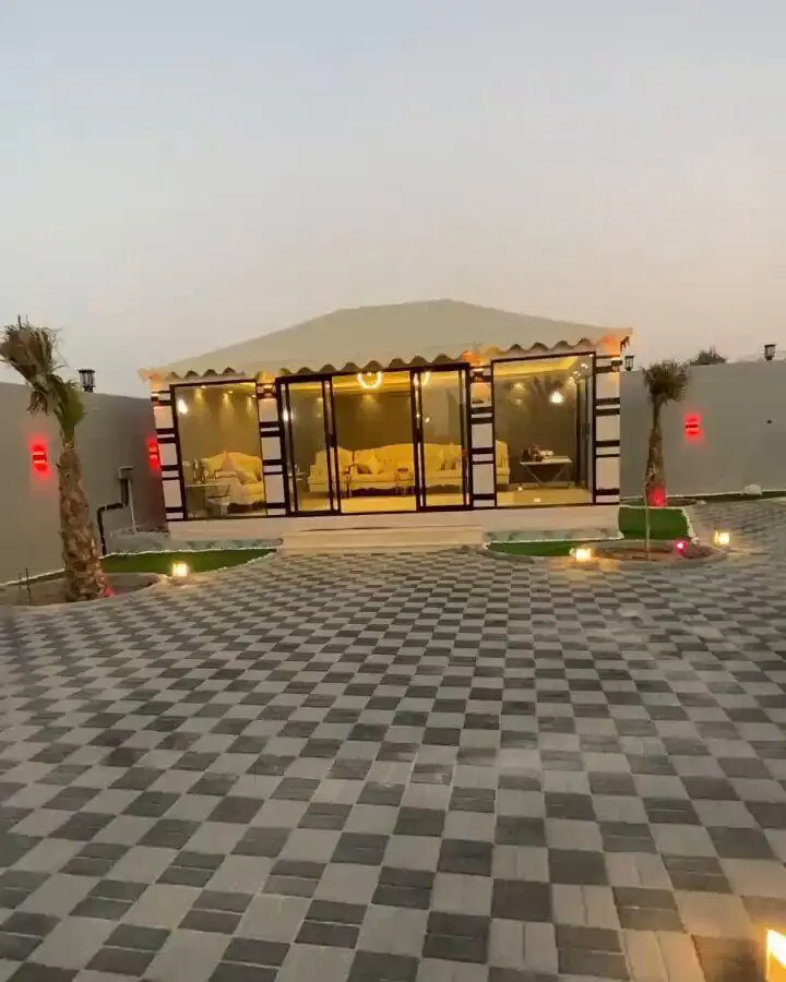 مجلس خارجي مضاء مع واجهة زجاجية