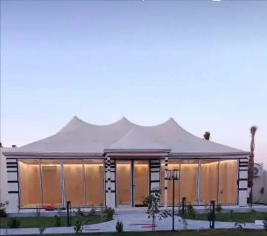 واجهة خيمة ملكية بتصميم قمم متعددة في الرياض